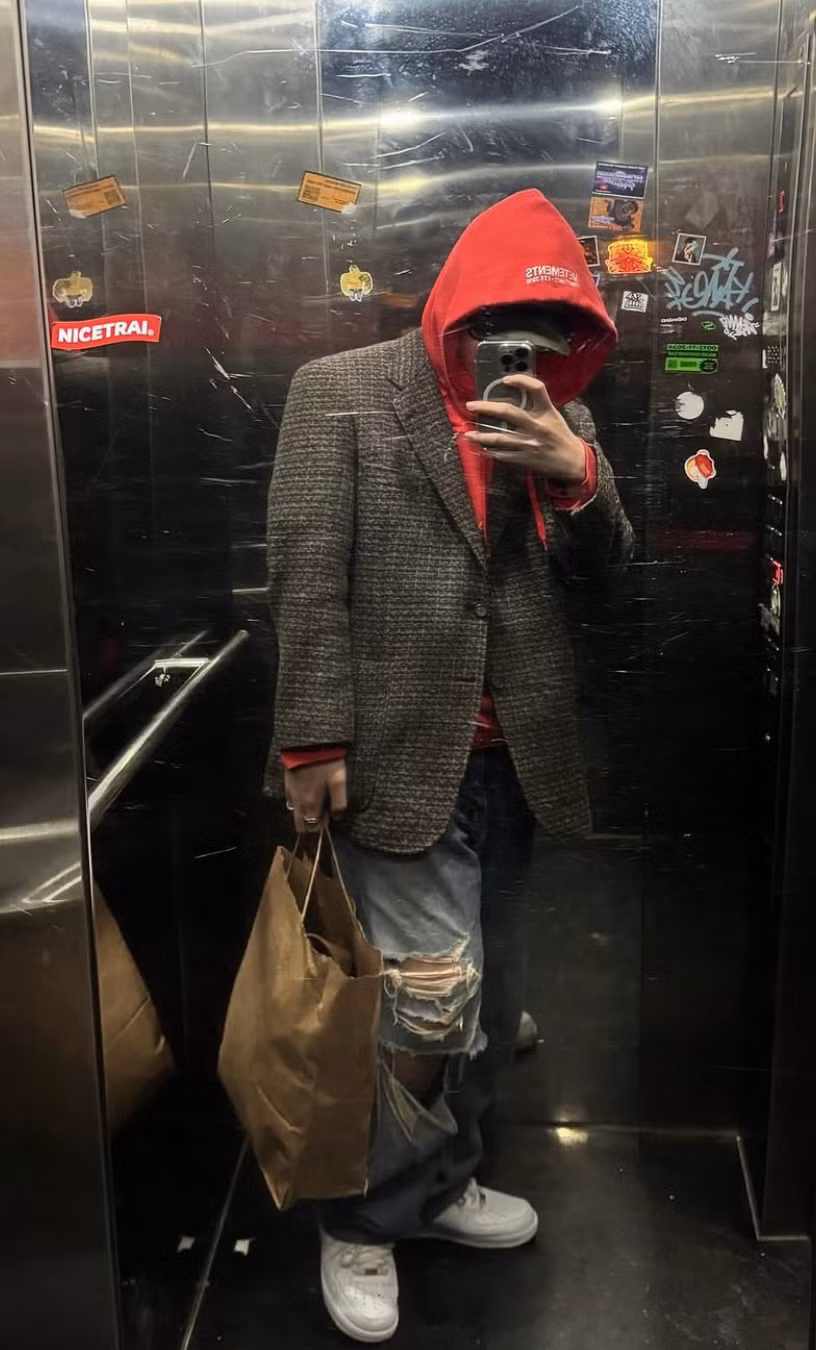 Chọn áo vest mặc cùng hoodie, Kewtiie phối thêm với quần jeans và giày sneakers trắng để tổng thể hài hòa.