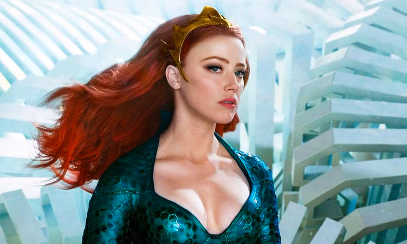 Visual cực "bánh cuốn" của Amber Heard với mái tóc đỏ rực.