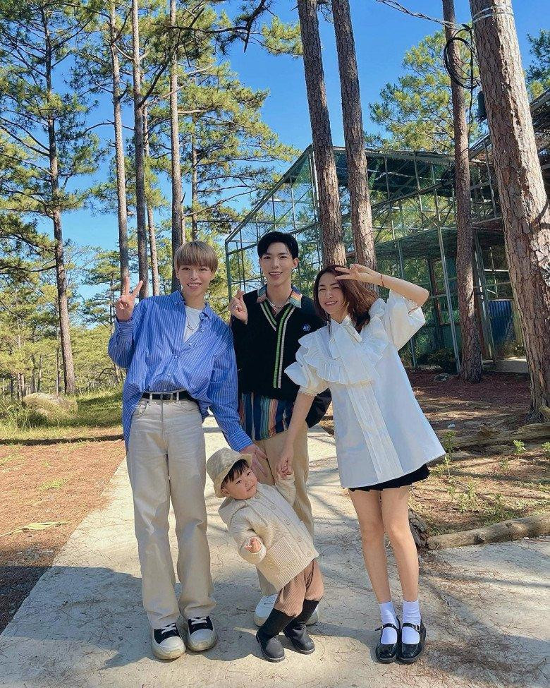 Gia đình Hoa Dâm Bụt luôn đồng hành cả trong sự nghiệp và cuộc sống.