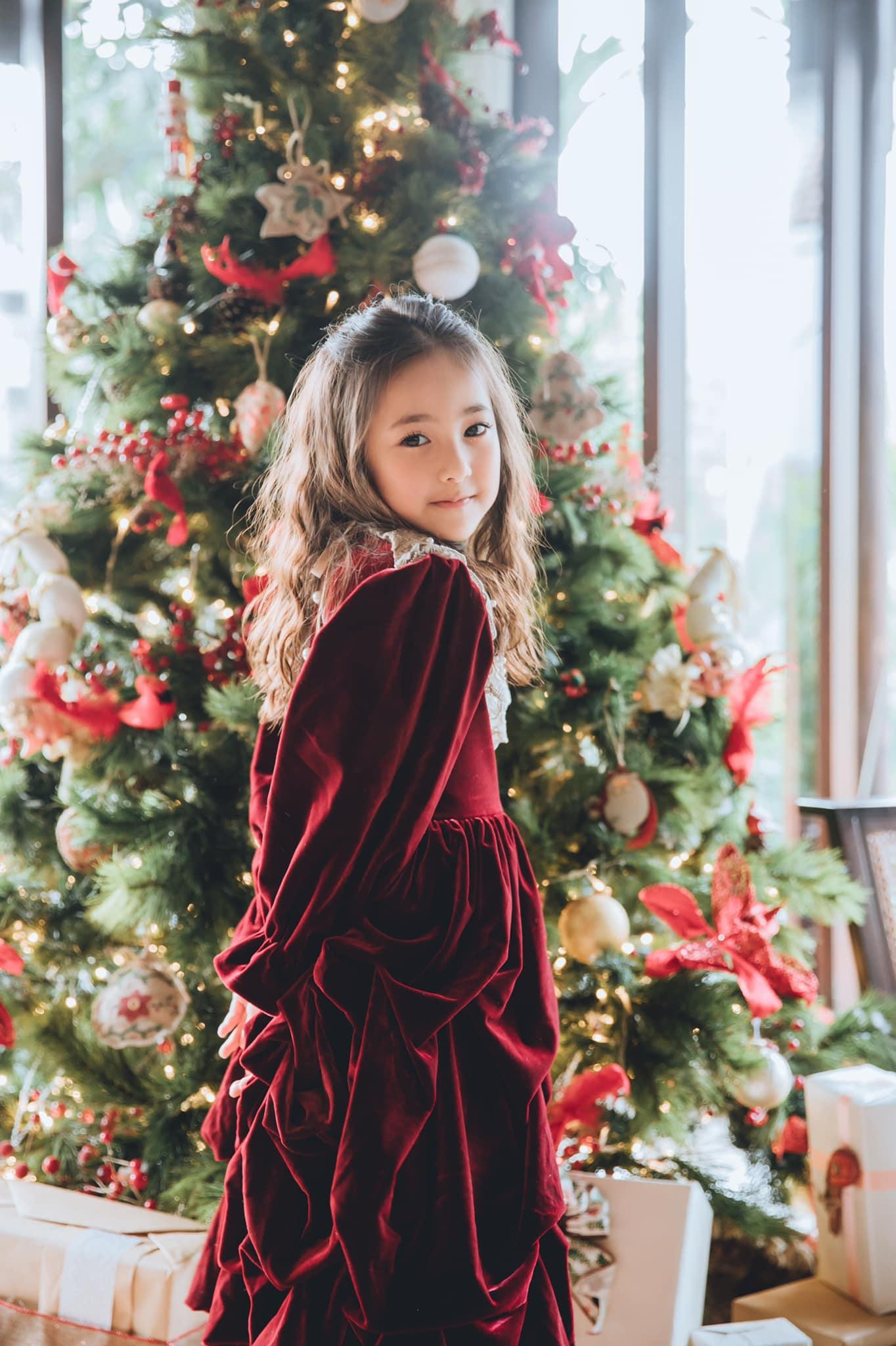 Viann gây ấn tượng với đôi mắt đẹp giống mẹ cùng đường nét gương mặt thanh tú. Viann gây ấn tượng với đôi mắt đẹp giống mẹ cùng đường nét gương mặt thanh tú.