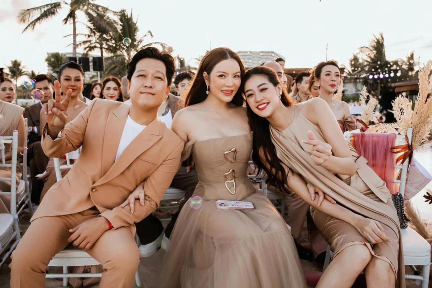 Lý Nhã Kỳ - Khánh Vân tại đám cưới Puka - Gin Tuấn Kiệt. Lý Nhã Kỳ - Khánh Vân tại đám cưới Puka - Gin Tuấn Kiệt.