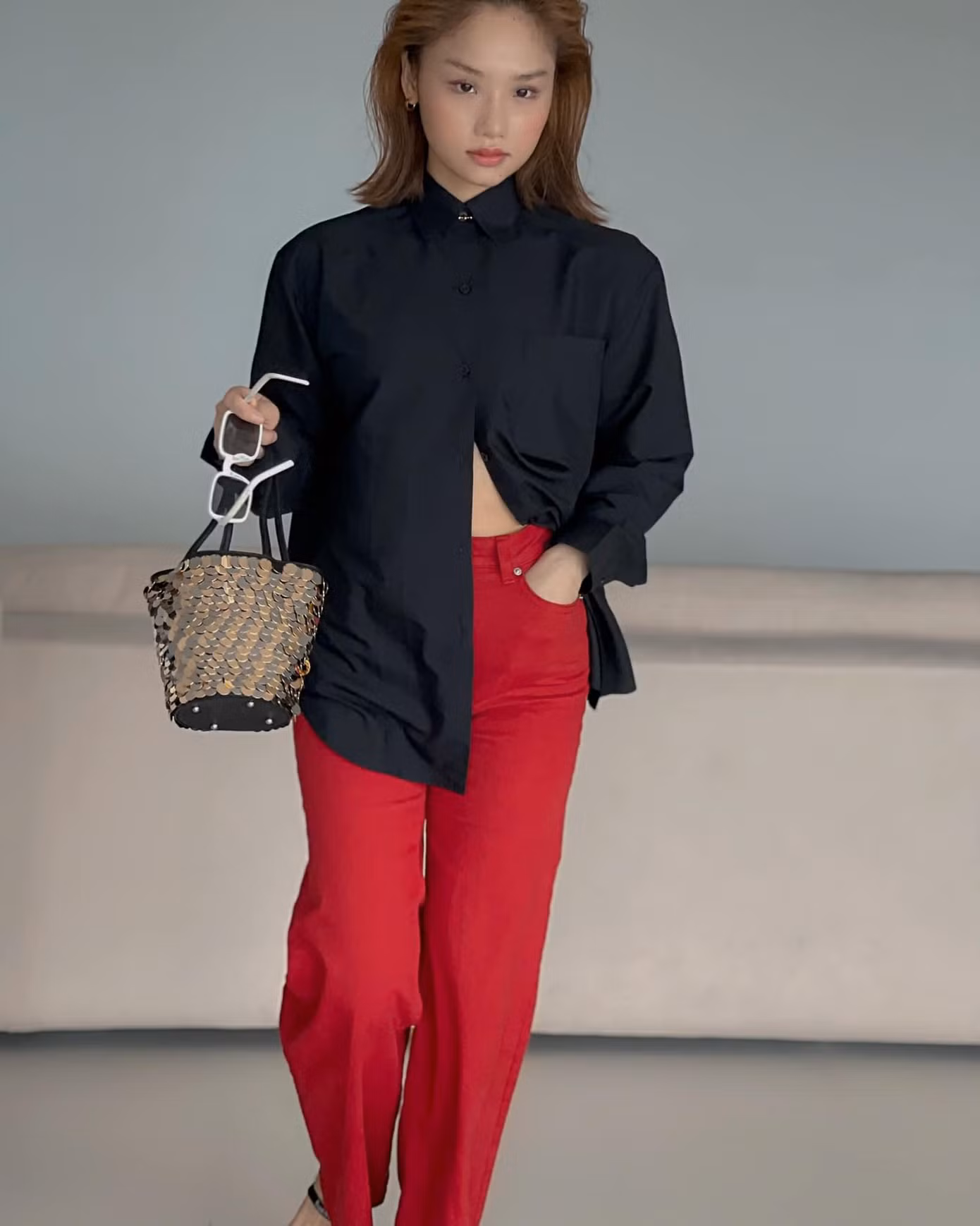 Chỉ với áo sơ mi đen, quần ống suông đỏ phối cùng túi xách và mắt kính, "đồng chí" Miu Lê đã hóa thân thành quý cô quyền lực, sang trọng.