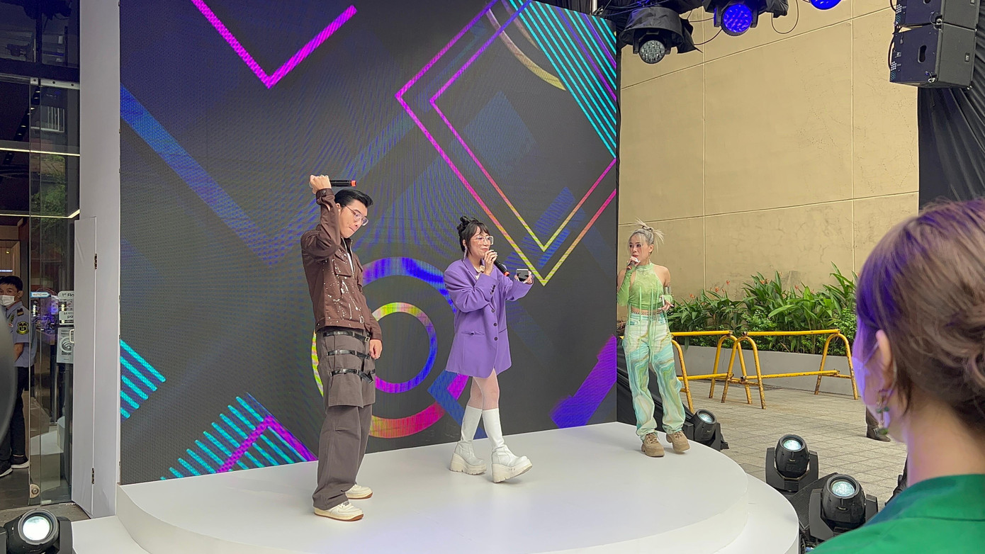 Trong khi Mỹ Anh lên nốt cao &quot;đỉnh của chóp&quot;, tlinh xuất hiện với phong thái tự tin thì HIEUTHUHAI lại có phần ngại ngùng.