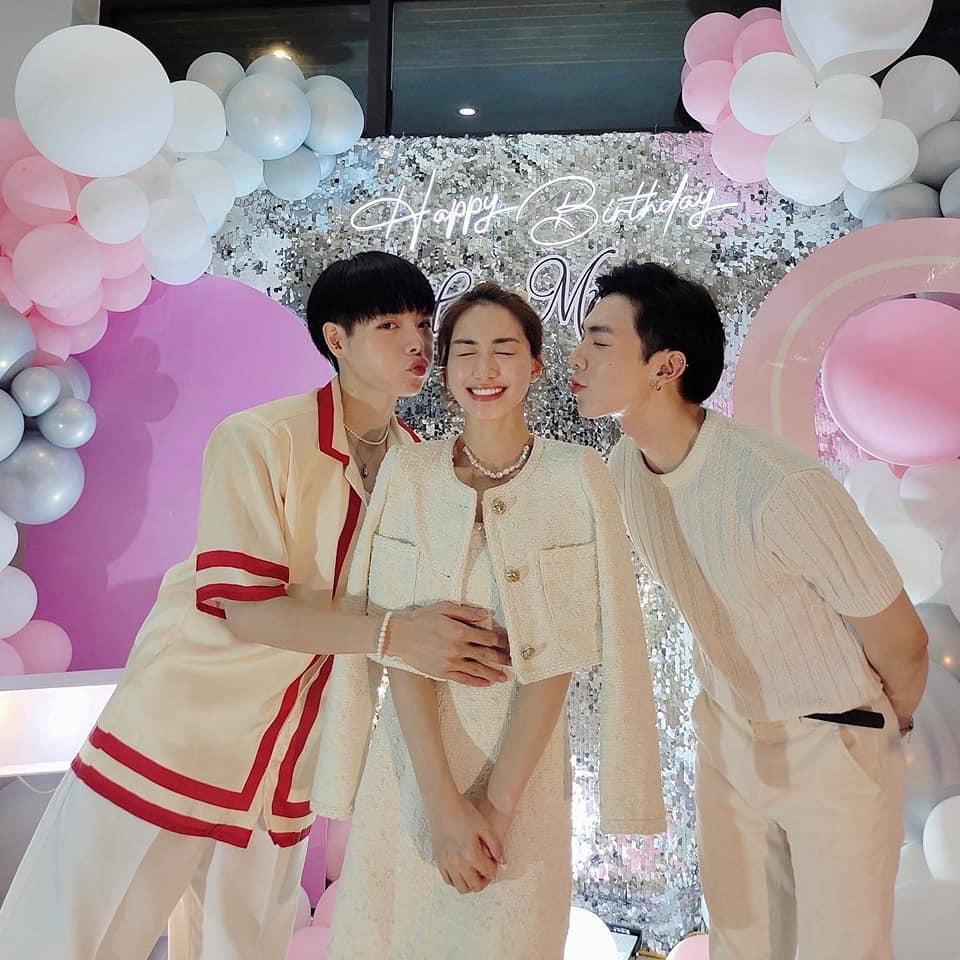 Gia đình Hoa Dâm Bụt tươi như hoa trong buổi tiệc sinh nhật của Hòa Minzy.