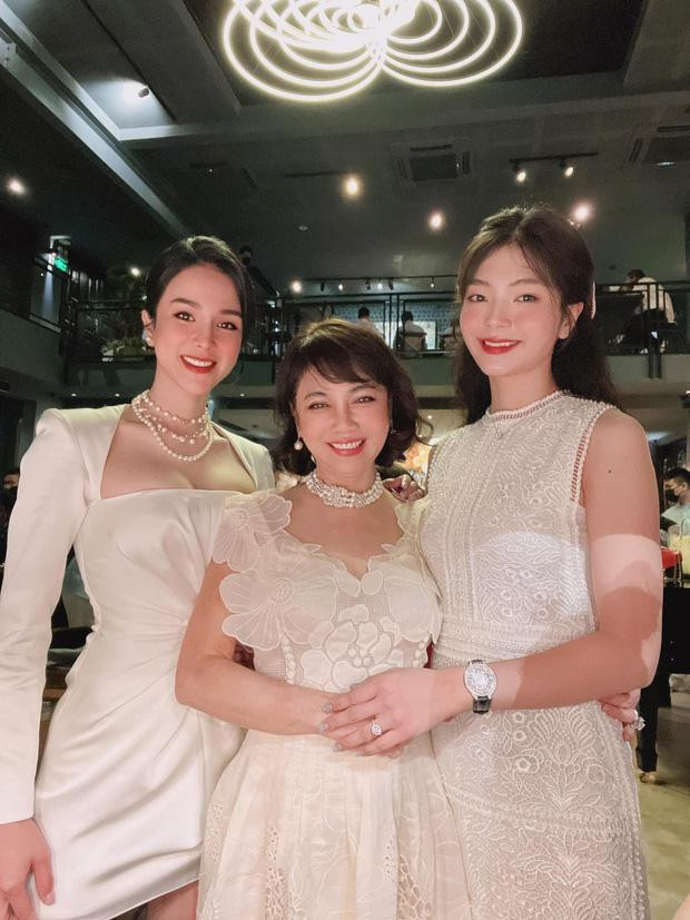 Diệp Lâm Anh "thả dáng" xinh đẹp bên cạnh các thành viên gia đình nhà chồng. Diệp Lâm Anh "thả dáng" xinh đẹp bên cạnh các thành viên gia đình nhà chồng.