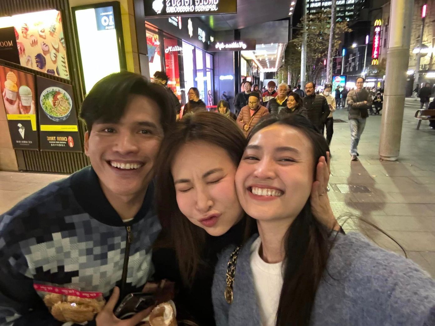 Nữ ca sĩ giữ mối quan hệ thân thiết với "chị đẹp" nhóm LUNAS - Ninh Dương Lan Ngọc. Nữ ca sĩ giữ mối quan hệ thân thiết với "chị đẹp" nhóm LUNAS - Ninh Dương Lan Ngọc.