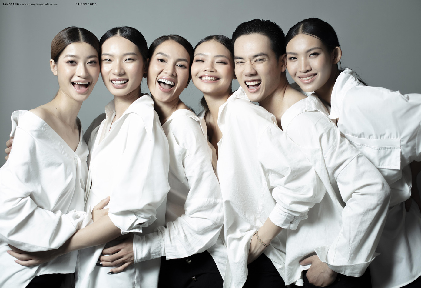 Bộ ảnh theo concept đan xen vào nhau thể hiện tinh thần đoàn kết của đội Anh Thư.