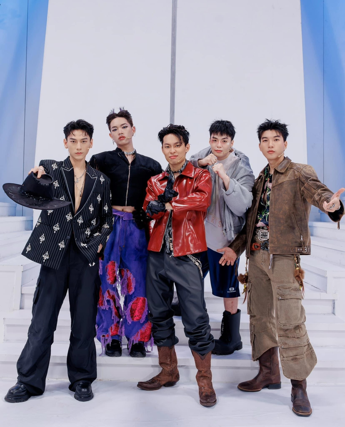 Một trong những màn "đu thần tượng" xịn xò nhất V-Pop gọi tên Pháp Kiều. Một trong những màn "đu thần tượng" xịn xò nhất V-Pop gọi tên Pháp Kiều.