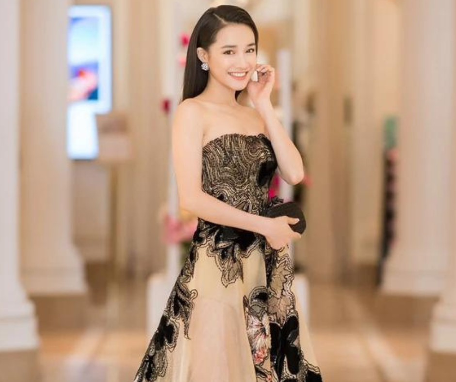 Nhã Phương diện thiết kế đen chất liệu ren khi tham gia các hoạt động bên lề LHP Cannes.