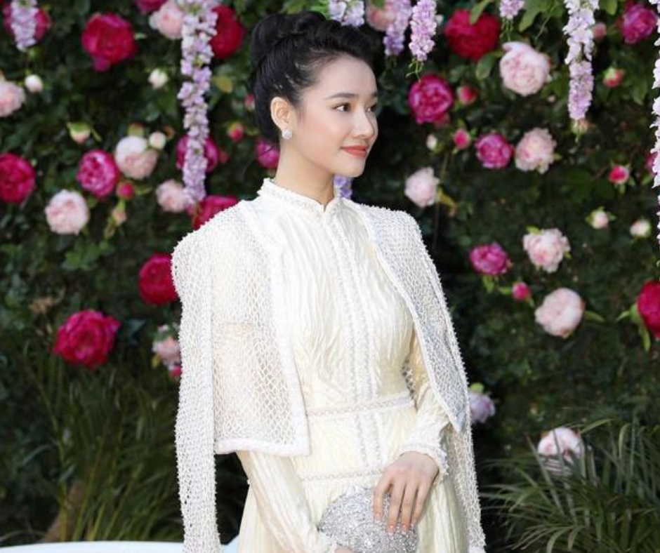 Nữ diễn viên nhận về nhiều lời khen với thiết kế trang nhã của NTK Nguyễn Công Trí.