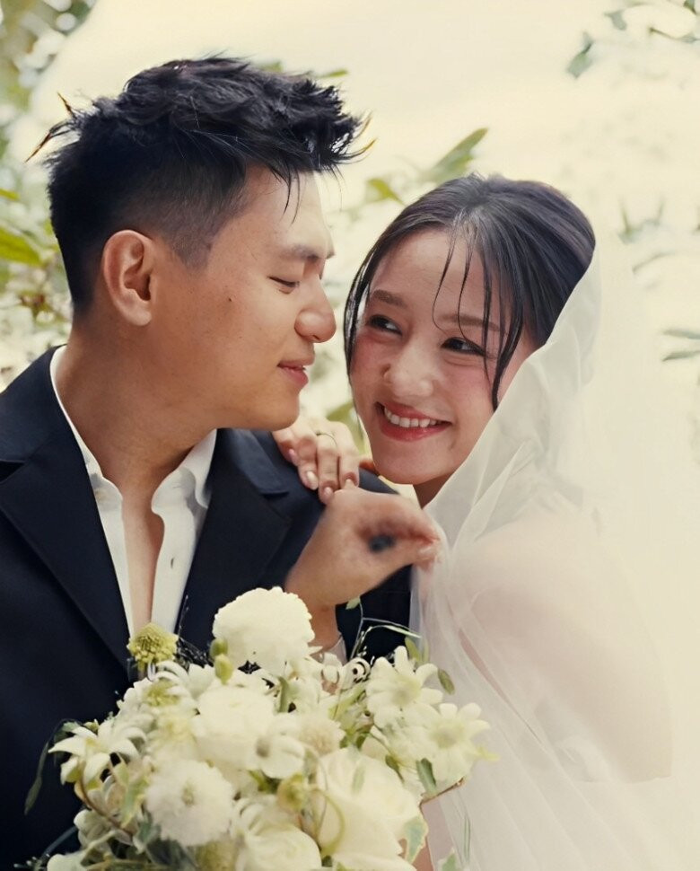 Salim - Long "Hạt Nhài" từng "nhá hàng" hậu trường chụp ảnh cưới cùng với Pam Yêu Ơi. Salim - Long "Hạt Nhài" từng "nhá hàng" hậu trường chụp ảnh cưới cùng với Pam Yêu Ơi.