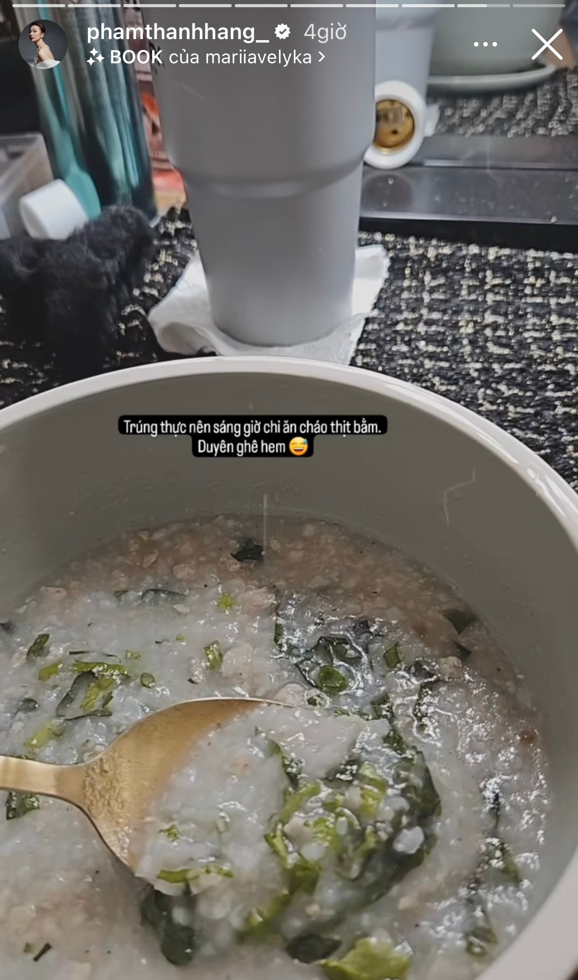 Cô dâu Thanh Hằng gặp trục trặc sức khỏe từ buổi sáng và phải ăn cháo. Cô dâu Thanh Hằng gặp trục trặc sức khỏe từ buổi sáng và phải ăn cháo.