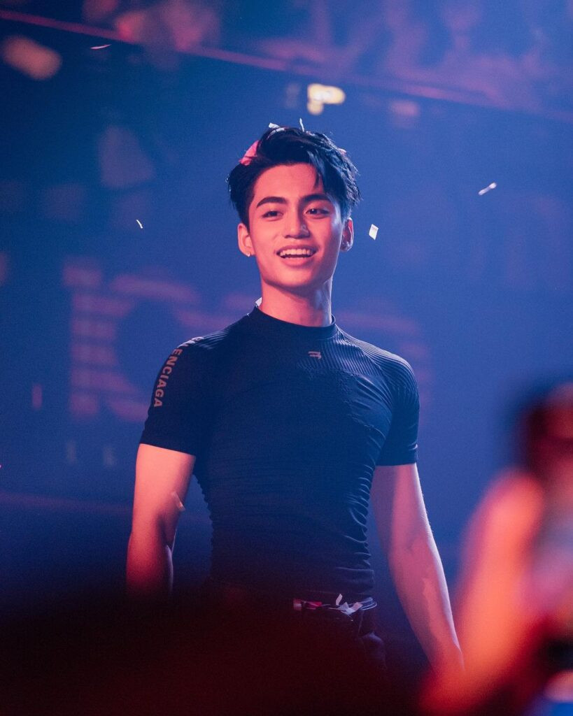 Trước đó, hình ảnh MONO diện áo ôm body từng gây "sốt" MXH một thời gian dài. Trước đó, hình ảnh MONO diện áo ôm body từng gây "sốt" MXH một thời gian dài.