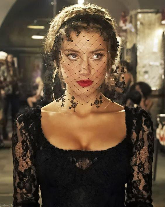 Amber Heard và vẻ đẹp cổ điển với trang phục đen.