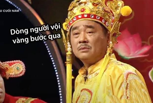 Ngọc Hoàng sau khi được "Táo mạng" Tự Long hướng dẫn "nhìn sang trái". Ngọc Hoàng sau khi được "Táo mạng" Tự Long hướng dẫn "nhìn sang trái".