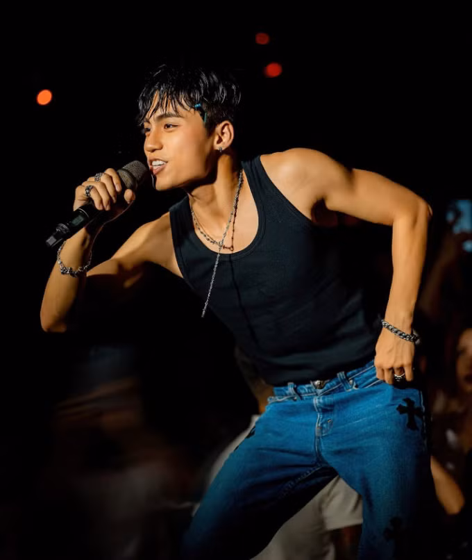Em trai Sơn Tùng M-TP trung thành với phong cách sexy, nam tính. Em trai Sơn Tùng M-TP trung thành với phong cách sexy, nam tính.