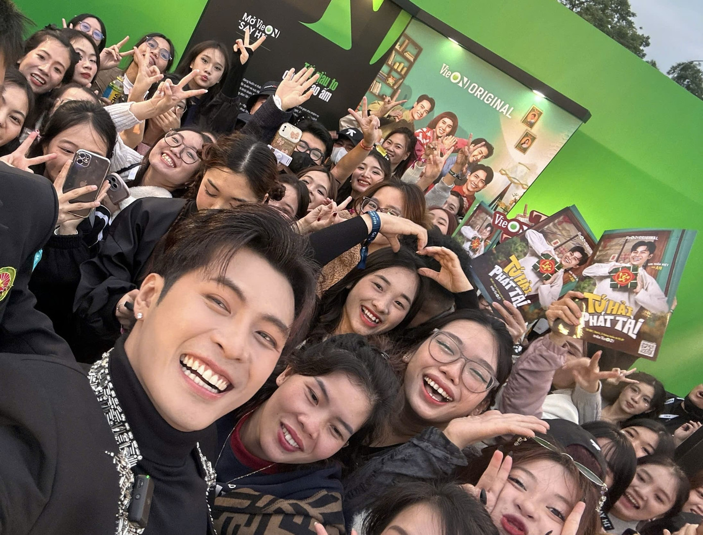 Tại concert Anh Trai “Say Hi” diễn ra tại Hà Nội, Gin Tuấn Kiệt gửi tặng một nghìn poster Tứ Hải Phát Tài cho người hâm mộ. Tại concert Anh Trai “Say Hi” diễn ra tại Hà Nội, Gin Tuấn Kiệt gửi tặng một nghìn poster Tứ Hải Phát Tài cho người hâm mộ.