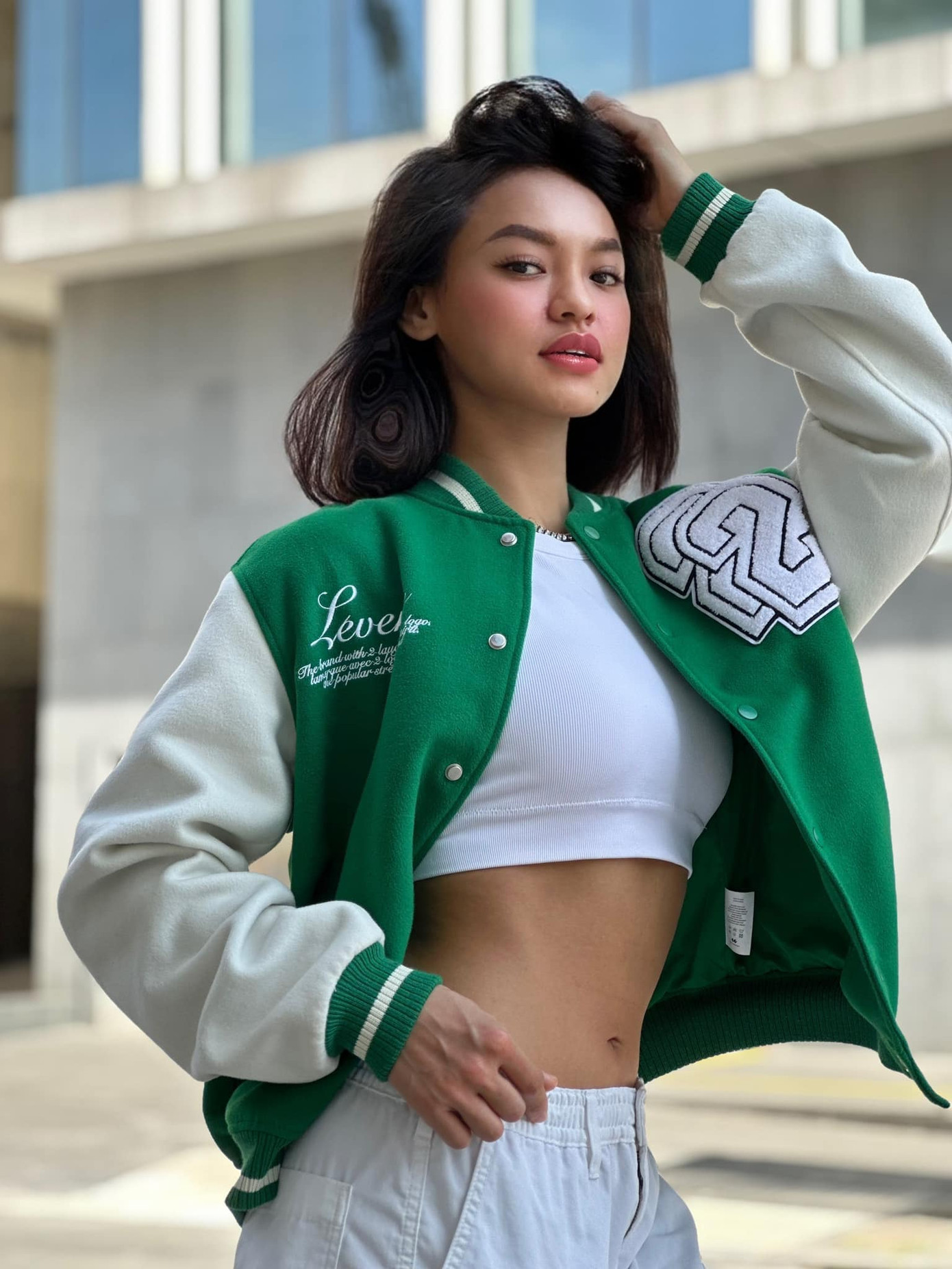 Áo croptop phối cùng quần kaki trắng và áo bomber khoác ngoài mang lại vẻ tổng thể cá tính.