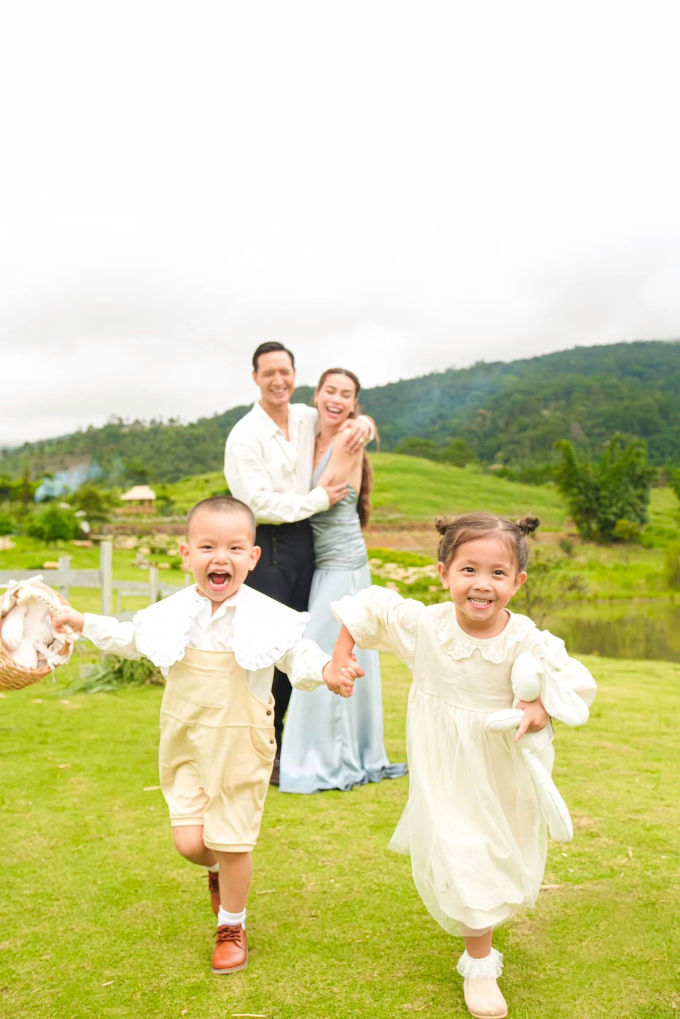 Lisa - Leon vui vẻ hợp tác diễn xuất cùng bố mẹ. Lisa - Leon vui vẻ hợp tác diễn xuất cùng bố mẹ.