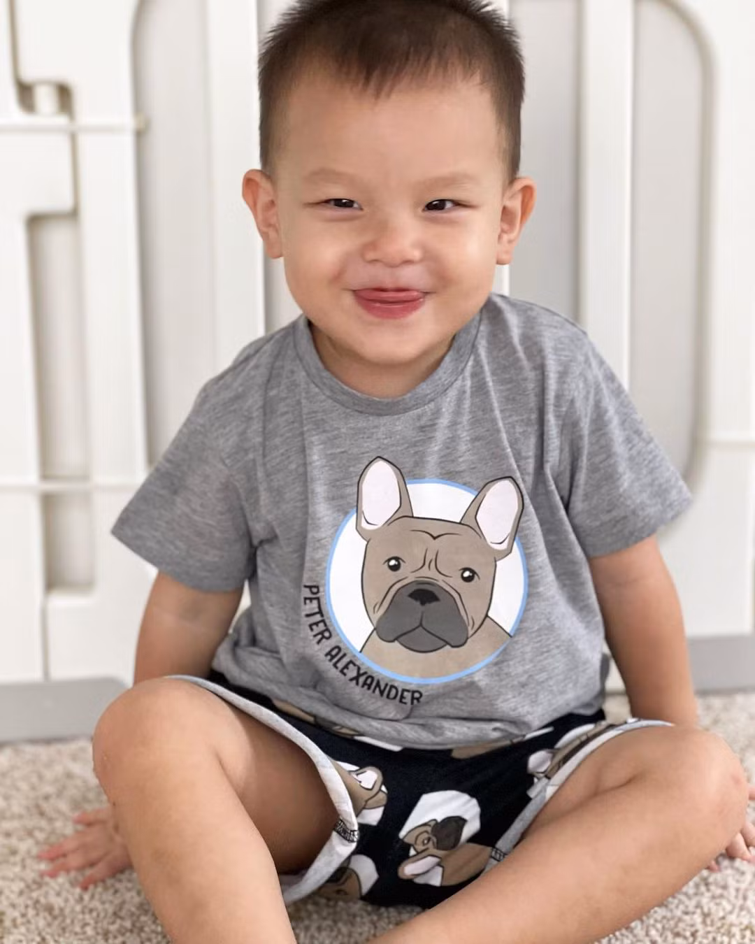 Leon "tươi hết nấc" trước ống kính.