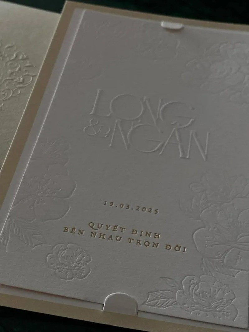 Thiệp cưới và lời hứa "bên nhau trọn đời" của Salim - Hải Long. Thiệp cưới và lời hứa "bên nhau trọn đời" của Salim - Hải Long.