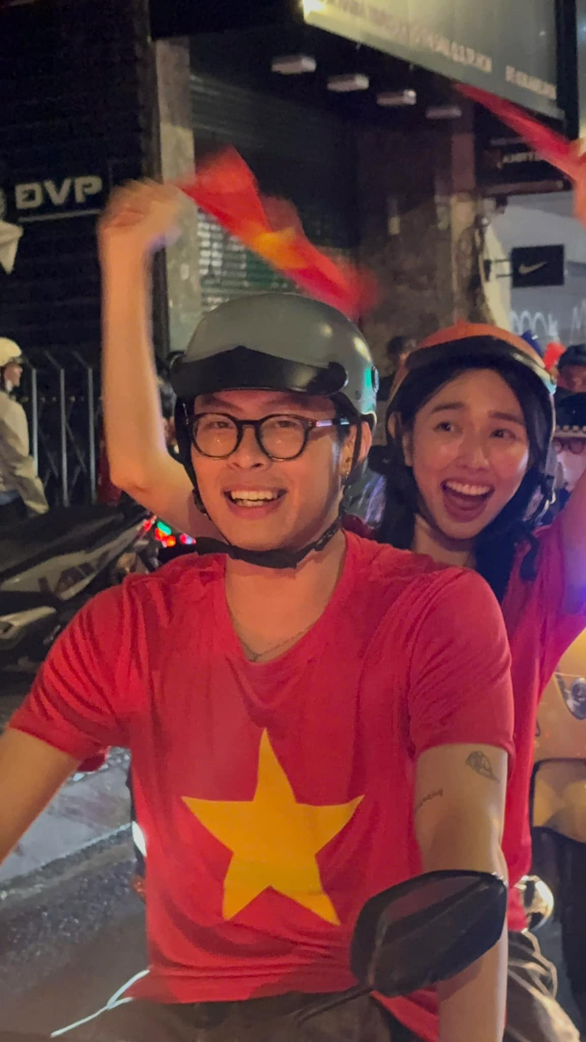 Trước đó, nàng hậu từng được HURRYKNG chở "đi bão" sau chiến thắng của ĐT Việt Nam tại AFF Cup 2024. Trước đó, nàng hậu từng được HURRYKNG chở "đi bão" sau chiến thắng của ĐT Việt Nam tại AFF Cup 2024.