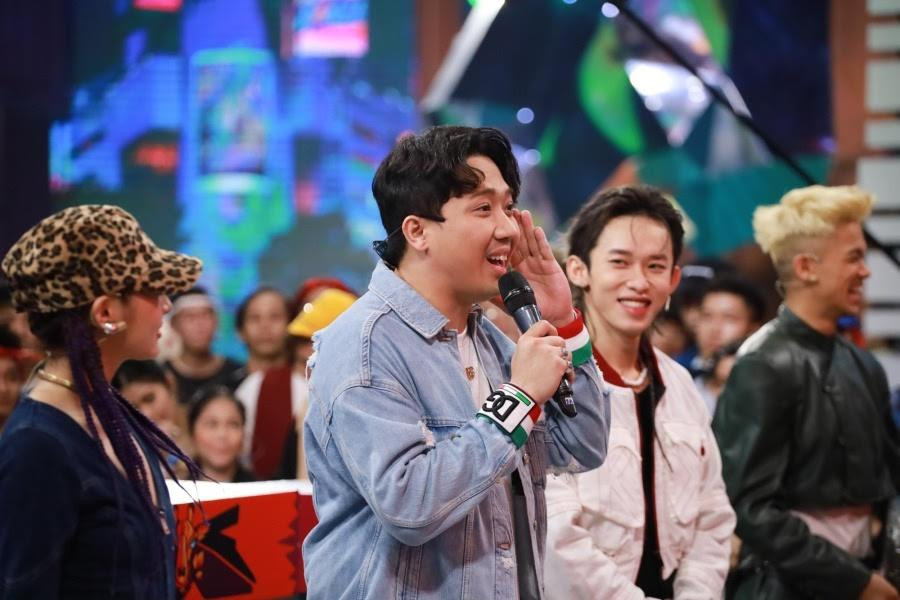 Trang phục của host Trấn Thành cũng được cho là "sao y bản chính". Trang phục của host Trấn Thành cũng được cho là "sao y bản chính".