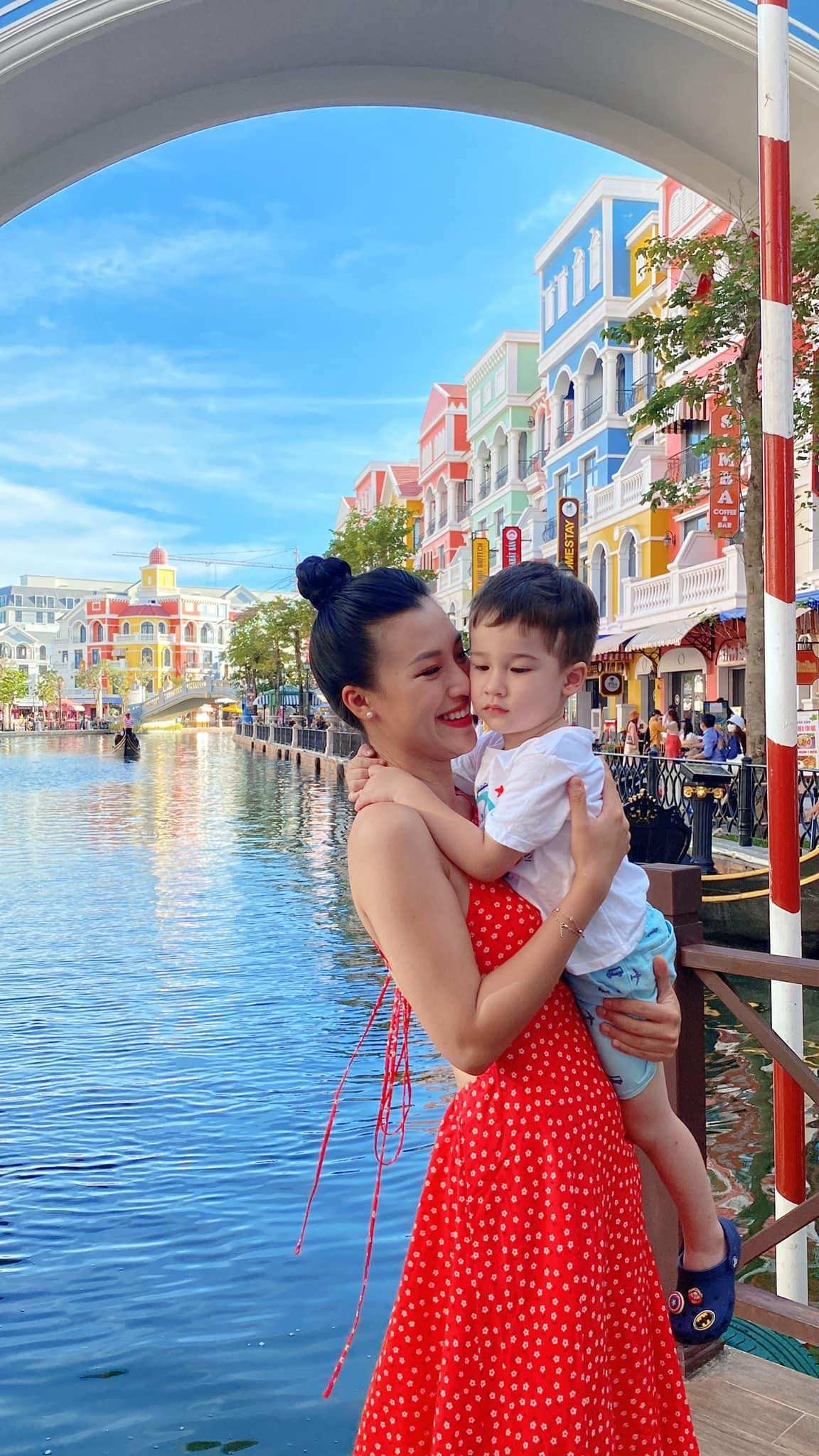 Á hậu Hoàng Oanh với thần sắc &quot;tươi như hoa&quot; trong bộ ảnh du lịch cùng gia đình.