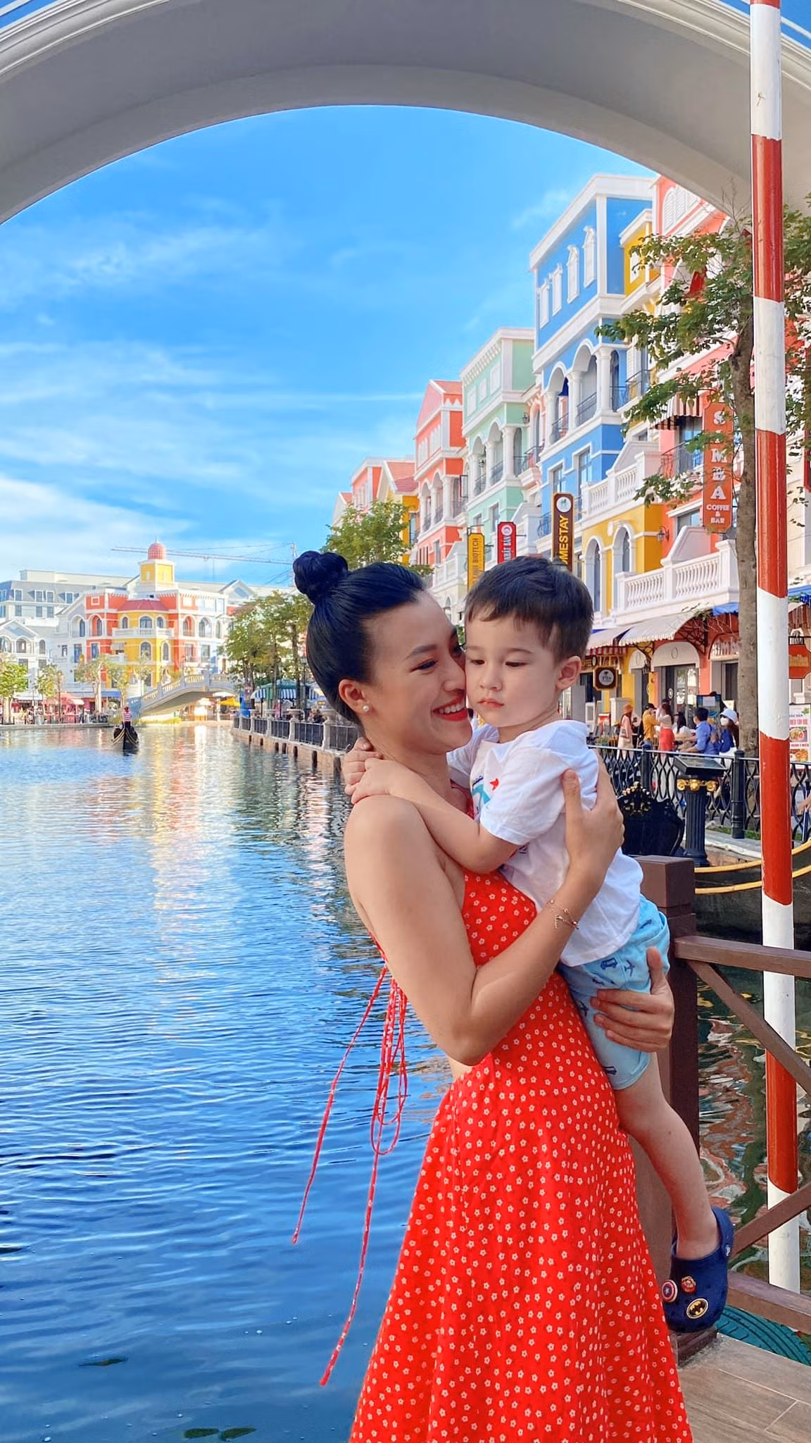 Á hậu Hoàng Oanh với thần sắc "tươi như hoa" trong bộ ảnh du lịch cùng gia đình. Á hậu Hoàng Oanh với thần sắc "tươi như hoa" trong bộ ảnh du lịch cùng gia đình.