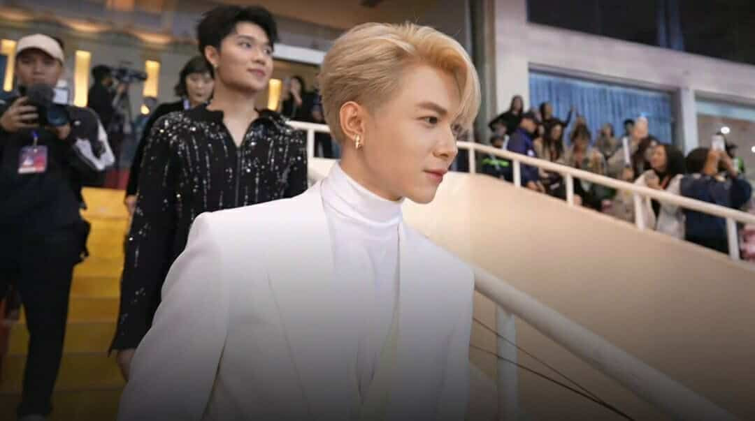 Hết diện đồ Người Nhện, Anh Tú Atus lại đem đến bất ngờ cho concert Anh Trai "Say Hi" bằng mái tóc bạch kim. Hết diện đồ Người Nhện, Anh Tú Atus lại đem đến bất ngờ cho concert Anh Trai "Say Hi" bằng mái tóc bạch kim.