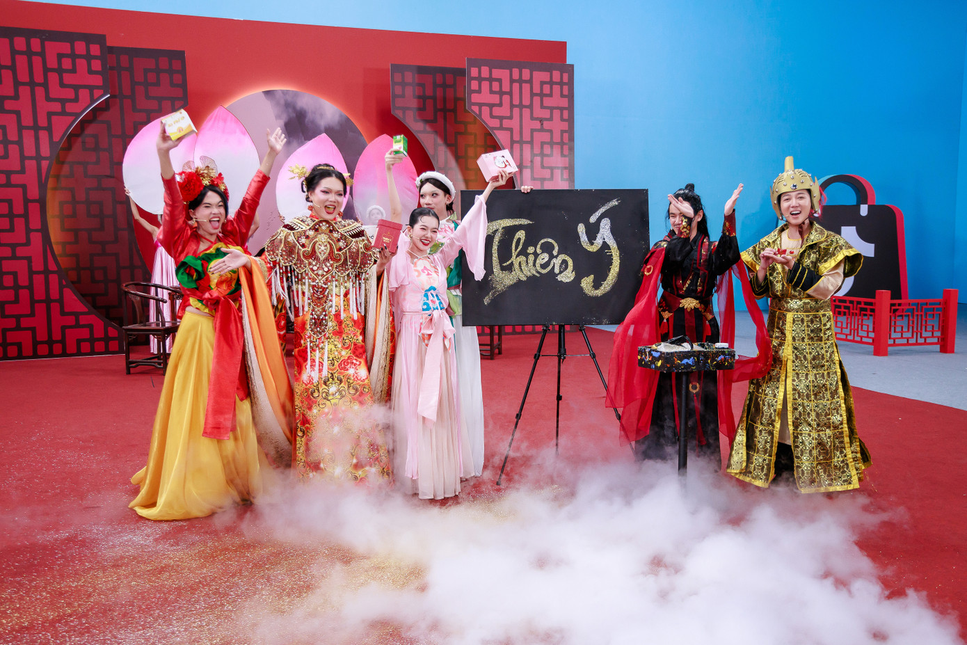 Phạm Thoại vai vào hoàng hậu và các thí sinh vào vai đại thần, quý phi.