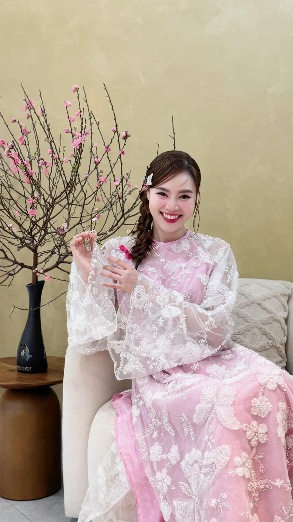 &quot;Chị đẹp&quot; Ninh Dương Lan Ngọc diện áo dài, chụp ảnh cùng hoa đào chuẩn vibe &quot;nàng thơ&quot;.