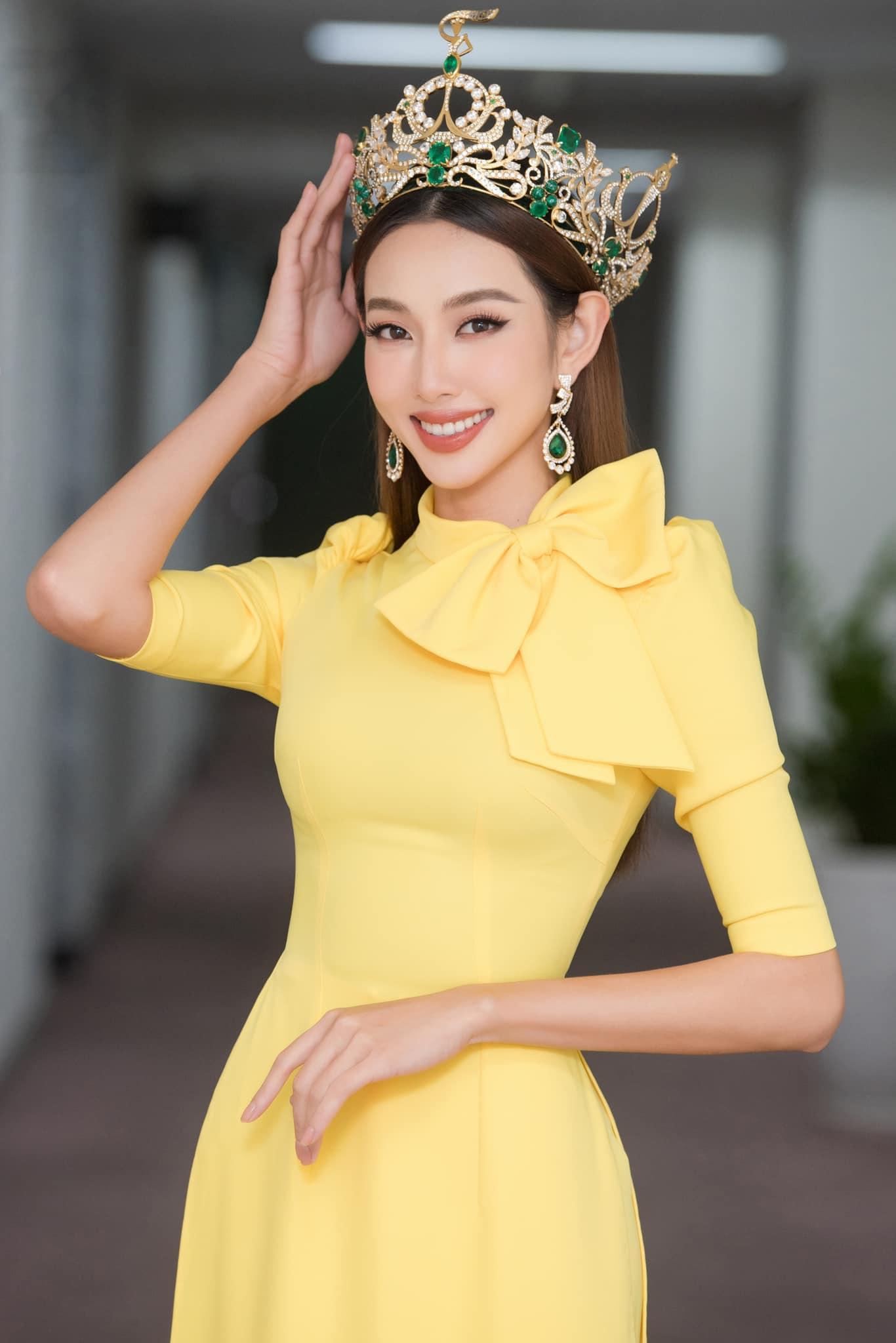 Thùy Tiên xinh đẹp, rạng rỡ trong tà áo dài cùng chiếc vương miện danh giá. Thùy Tiên xinh đẹp, rạng rỡ trong tà áo dài cùng chiếc vương miện danh giá.