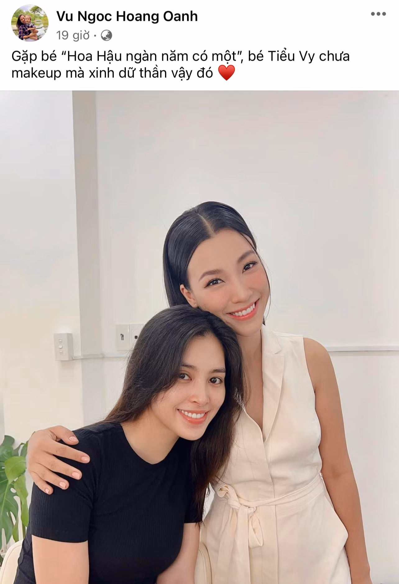 Tiểu Vy khoe mặt mộc không tì vết khi chụp ảnh chung với đàn chị Hoàng Oanh.