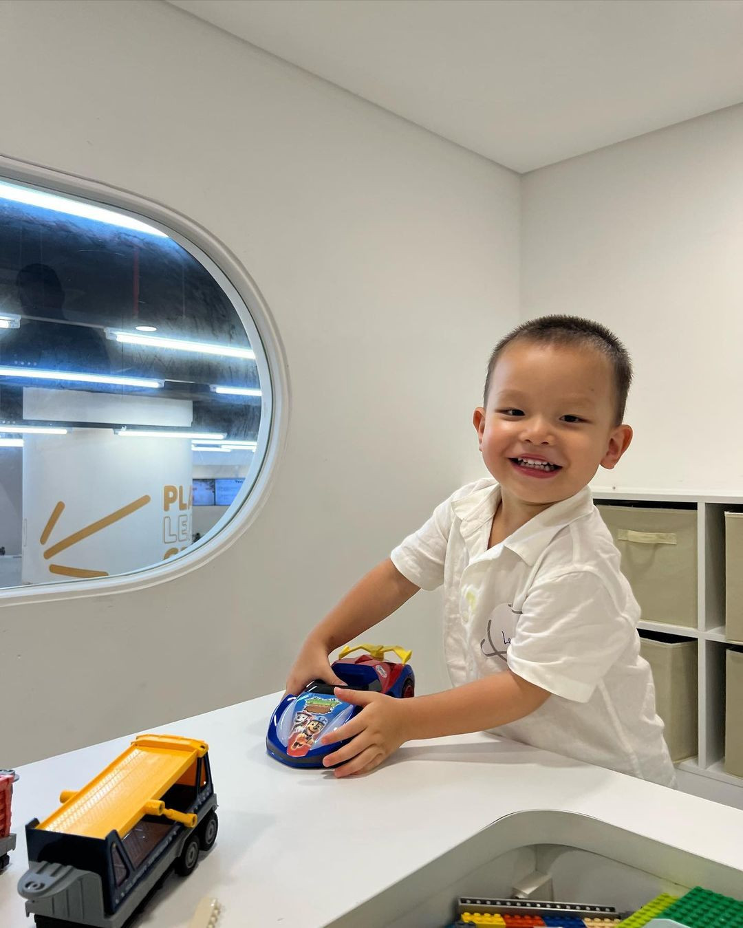 Con trai Hồ Ngọc Hà thể hiện niềm đam mê bất tận với các loại xe.