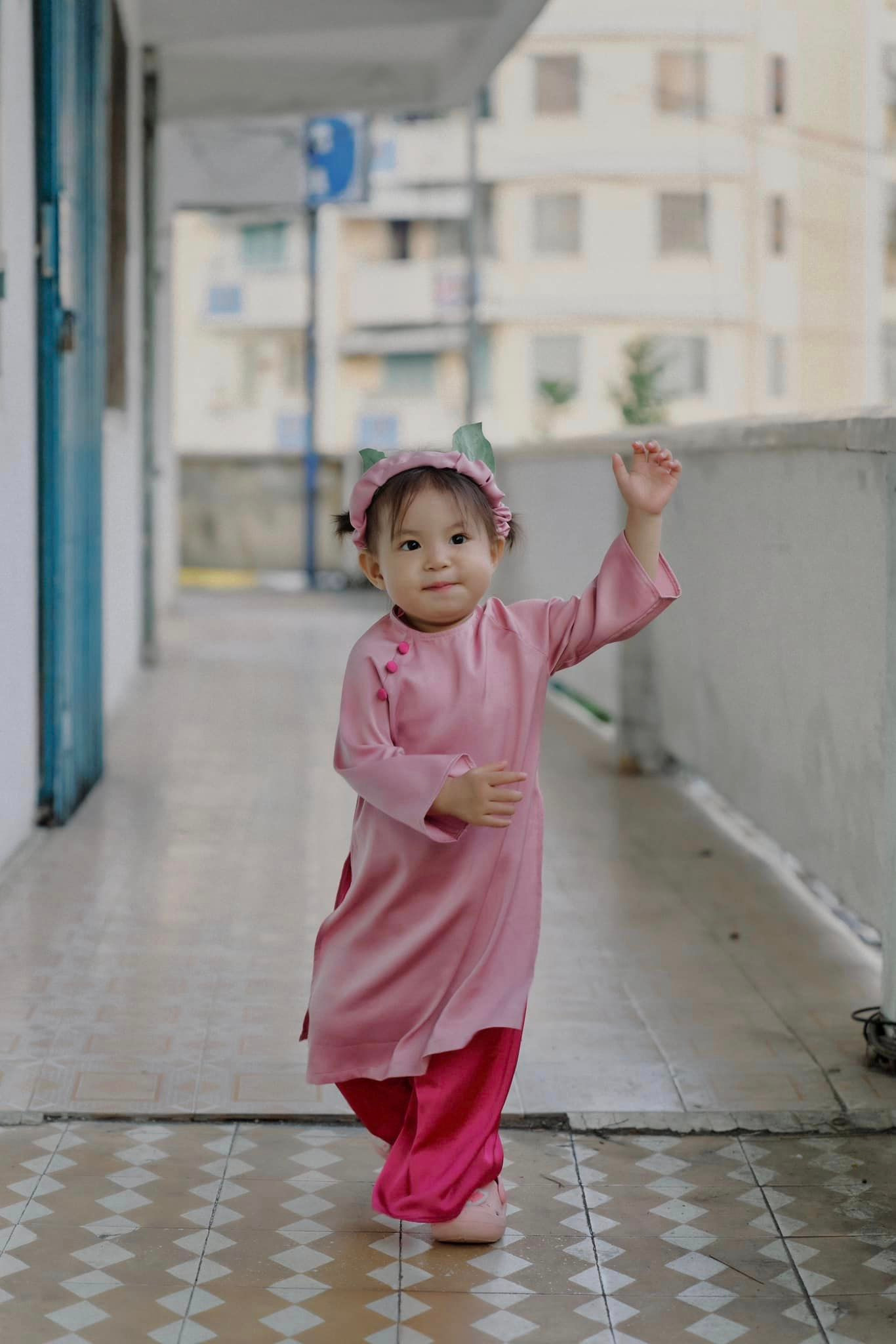 Thế lực "ngoan xinh yêu" cực dễ thương trong bộ áo dài màu hồng. Thế lực "ngoan xinh yêu" cực dễ thương trong bộ áo dài màu hồng.