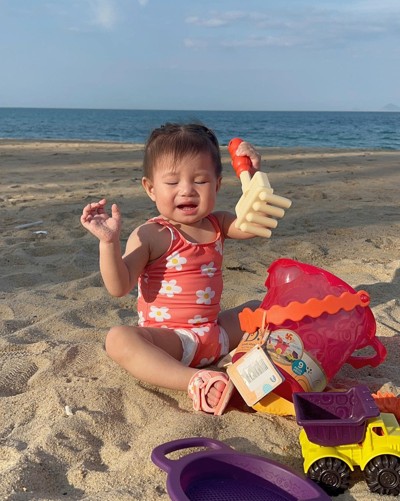 Nhóc tì chỉ đi biển cũng có ngay cả... "rổ meme". Nhóc tì chỉ đi biển cũng có ngay cả... "rổ meme".