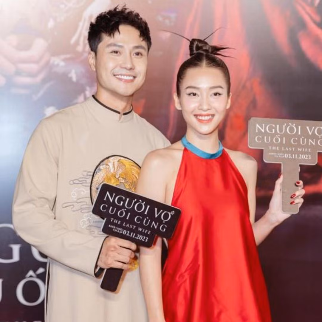 Người hâm mộ "mê cái cách" Thanh Sơn - Khả Ngân cùng xuất hiện tại buổi công chiếu.