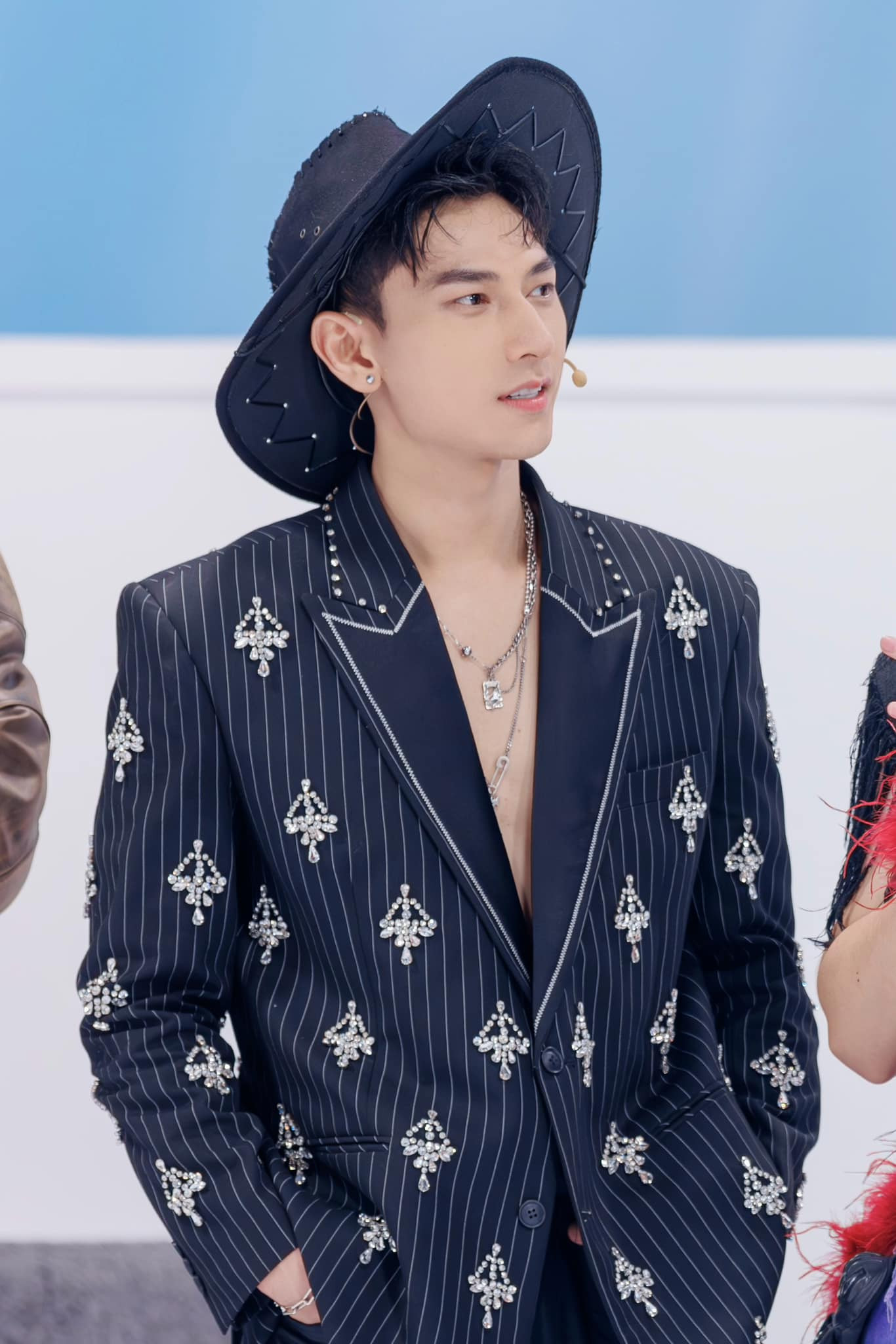 Isaac luôn giữ được phong độ giọng hát và biểu diễn tốt. Cựu thành viên 365daband kết hợp ăn ý với dàn tên tuổi Gen Z tại chương trình.