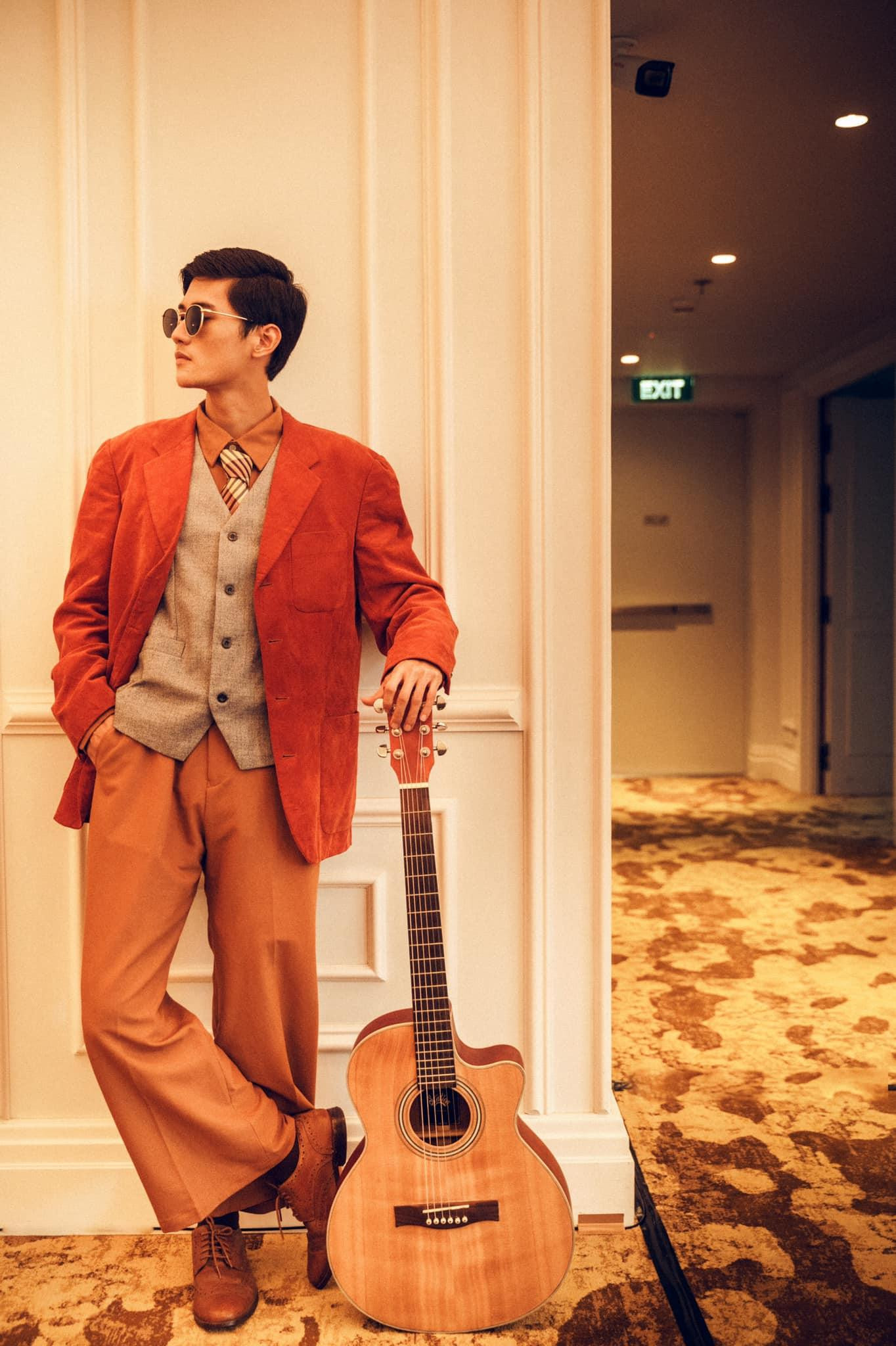 Chọn áo vest màu đỏ cam, nam diễn viên Em Và Trịnh gây ấn tượng với vẻ ngoài lãng tử. Chọn áo vest màu đỏ cam, nam diễn viên Em Và Trịnh gây ấn tượng với vẻ ngoài lãng tử.