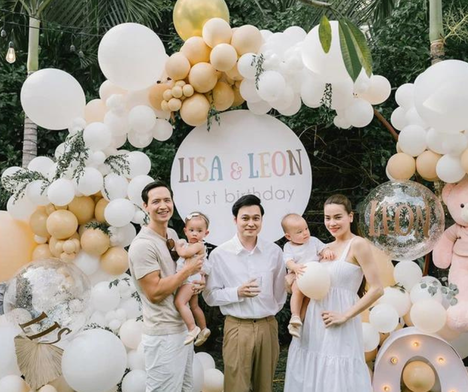 Tone trắng làm nền với các chi tiết trang trí màu nude và nâu café giúp tổng thể không gian tiệc thêm trang nhã.