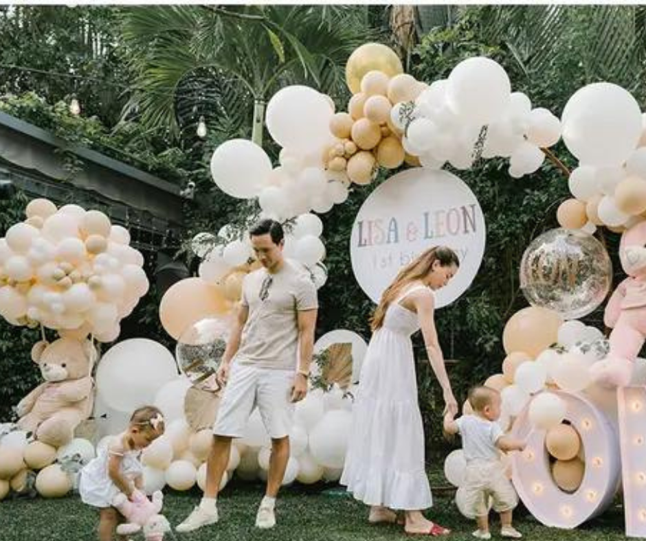 Hộp đèn chữ "ONE'' giúp tạo thêm ánh sáng cho tổng thể background tiệc.