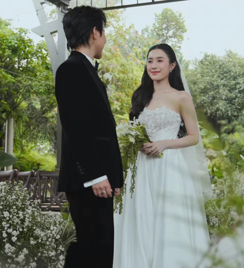 Bạn gái Vũ Cát Tường xuất hiện xinh đẹp trong lễ thành đôi tổ chức chiều 12/2.