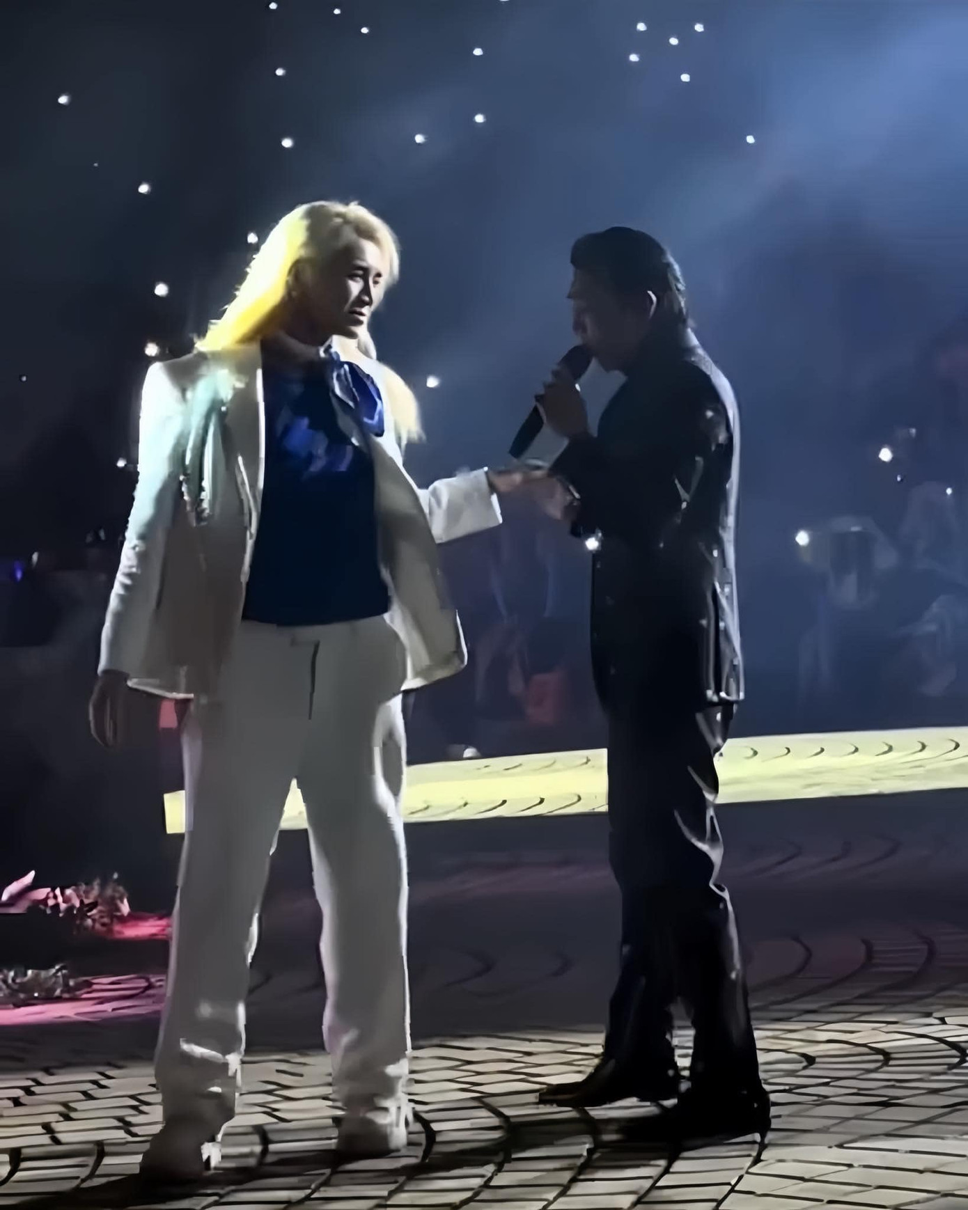 Khoảnh khắc tương tác của cả hai nhận về &quot;bão haha&quot; từ cộng đồng mạng.