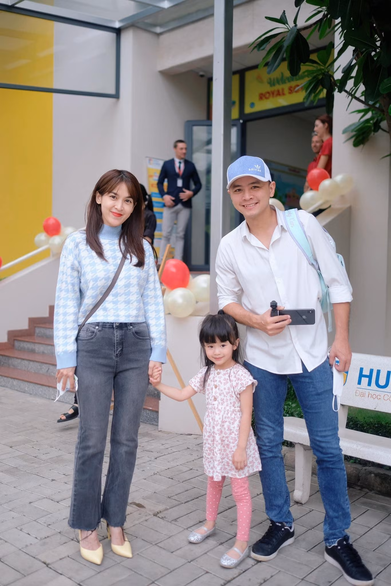 Vợ chồng Tú Vi - Văn Anh cùng cô con gái nhỏ trong ngày tựu trường.