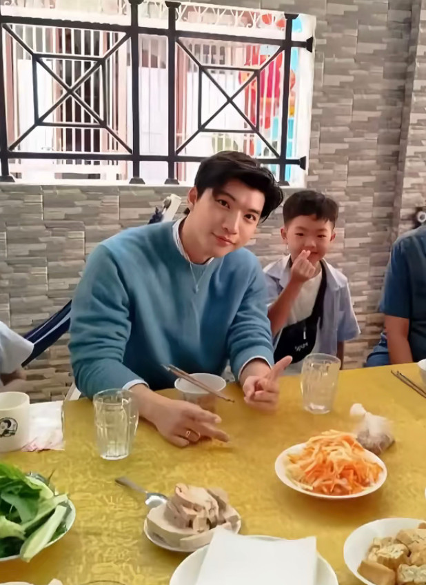 HIEUTHUHAI và cách ăn mặc chuẩn "bạn trai nhà bên". HIEUTHUHAI và cách ăn mặc chuẩn "bạn trai nhà bên".