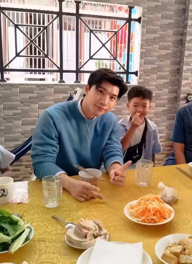 HIEUTHUHAI và cách ăn mặc chuẩn "bạn trai nhà bên".
