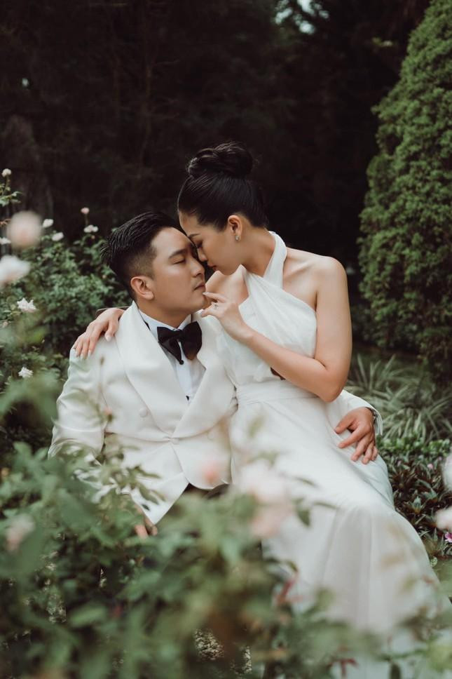 Bộ ảnh cưới của Liêu Hà Trinh được thực hiện trong bối cảnh nhiều cây xanh. Bộ ảnh cưới của Liêu Hà Trinh được thực hiện trong bối cảnh nhiều cây xanh.