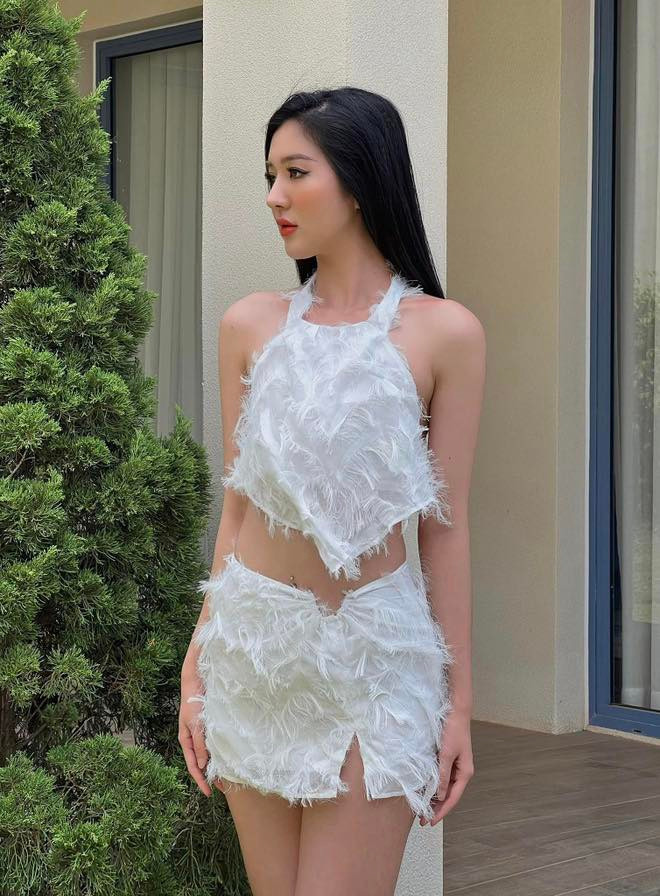 Góc nghiêng &quot;thần thánh&quot; và vẻ đẹp sắc sảo của bạn gái Hồ Quang Hiếu.