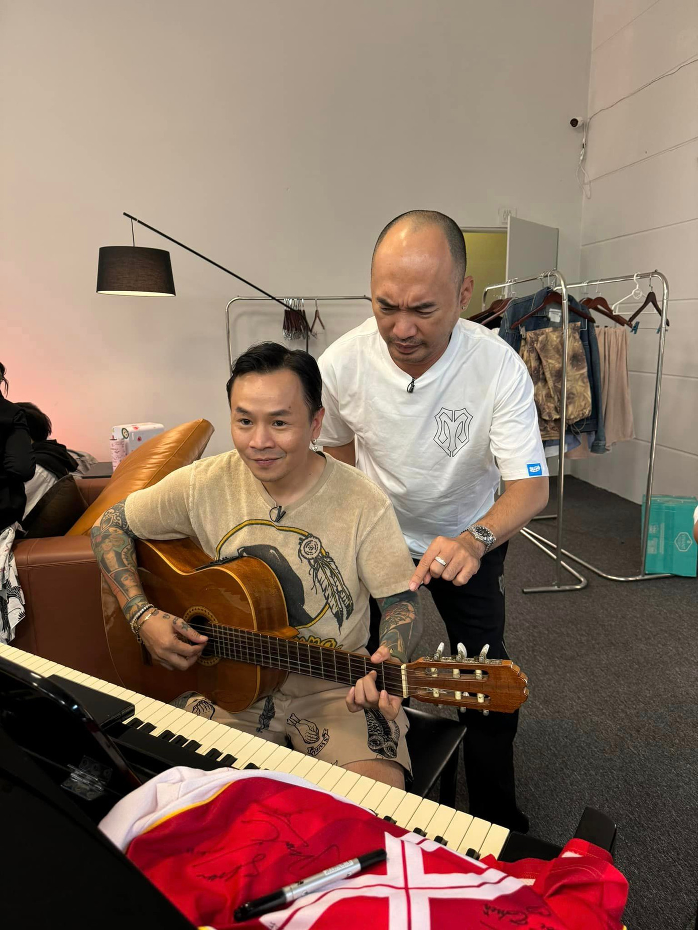 Tiến Luật - Binz thân thiết tại Anh Trai Vượt Ngàn Chông Gai. Nam diễn viên nhận Binz làm "học trò", cả hai thường xuyên đi ăn uống và "tấu hài" cùng nhau. Tiến Luật - Binz thân thiết tại Anh Trai Vượt Ngàn Chông Gai. Nam diễn viên nhận Binz làm "học trò", cả hai thường xuyên đi ăn uống và "tấu hài" cùng nhau.